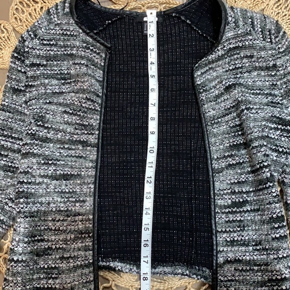 Warm sweater, no zipper no buttons. Shorter on back - Picture 8 of 14